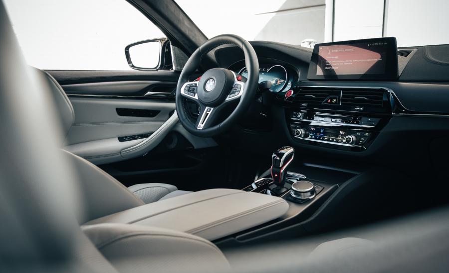 Интерьер BMW M5 Competition (F90) 2018 года  (NA) (фото 7 из 40)